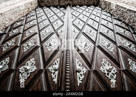 Détails de la porte d'entrée à l'église Saint Michel à Passau Banque D'Images