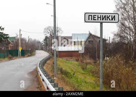 Peniki, Russie - 11 septembre 2019: Panneau de route avec nom de village urbain Peniki se trouve près de l'autoroute russe rurale Banque D'Images