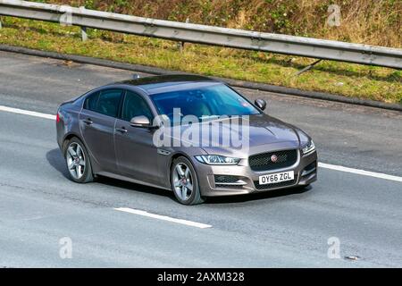 Jaguar XE R-Sport D Auto 2016 en bronze ; véhicules automobiles britanniques, transport, véhicules modernes, berline, sur l'autoroute M 61, Manchester, Royaume-Uni Banque D'Images