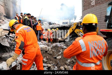 Jammu. 12 février 2020. Les membres de l'équipe de secours travaillent sur le site d'un incendie survenu à Jammu, la capitale hivernale du Cachemire sous contrôle indien, le 12 février 2020. Au moins trois pompiers ont été tués et neuf autres, dont quatre civils blessés mercredi après l'effondrement d'un bâtiment à la suite d'un incendie survenu au Cachemire sous contrôle indien, ont déclaré la police. Crédit: Xinhua/Alay Live News Banque D'Images