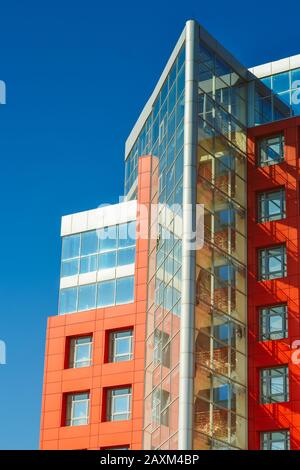 façade, devant la grande maison rouge et grise dans le style high-tech sur un jour ensoleillé lumineux sur fond bleu ciel Banque D'Images