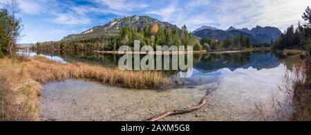 Paysage panoramique des montagnes de Karwendel, réflexion dans le réservoir Isar près de Krün Banque D'Images