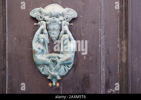 Traditionnel malteses vieux porte-knocker à la porte de l'une des anciennes maisons à Mdina, Malte Banque D'Images