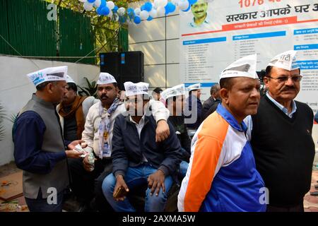 11 février 2020: Les partisans Du parti Aam Aadmi (AAP) attendent les résultats des élections régionales dans la capitale indienne New Delhi le 11 février 2020. Les partisans de l'AAP se sont réunis et ont célébré à travers New Delhi principalement au siège du parti après la victoire radicale contre le parti du Premier ministre indien Narendra Modi. Crédit: Muzamil Mattoo/Imageslive/Zuma Wire/Alay Live News Banque D'Images