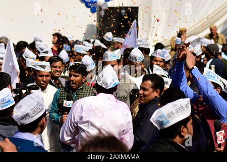 11 février 2020: Les partisans Du parti Aam Aadmi (AAP) célèbrent la victoire aux élections régionales dans la capitale indienne New Delhi le 11 février 2020. Les partisans de l'AAP se sont réunis et ont célébré à travers New Delhi principalement au siège du parti après la victoire radicale contre le parti du Premier ministre indien Narendra Modi. Crédit: Muzamil Mattoo/Imageslive/Zuma Wire/Alay Live News Banque D'Images