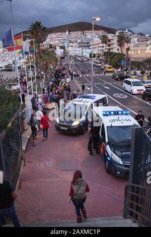 Los CRISTIANOS, TENERIFE, ESPAGNE-5 JANVIER 2016 : les policiers se tiennent près de la voiture de police pour commander dans les rues de la ville lors de la célébration du festival Banque D'Images