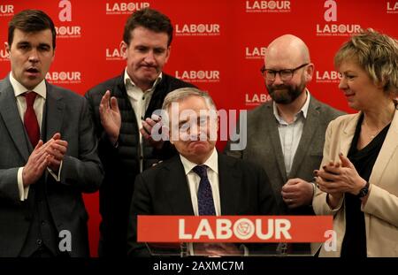 Brendan Howlin (centre), chef du travail, avec des collègues du parti lors d'une conférence de presse à Buswells Hotel, Dublin, où il a annoncé qu'il allait devenir chef du parti dans les semaines à venir. Banque D'Images