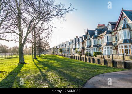 Maisons en terrasses caractéristiques sur Park Parade face à Jesus Green dans la ville de Cambridge, au Royaume-Uni. Banque D'Images