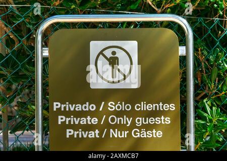 Signez « privé / invités seulement » à l'Hôtel Formentor, Cala Pi de la Posada, Cap Formentor, Majorque, Iles Baléares, Espagne Banque D'Images