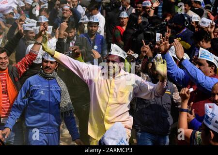 11 février 2020: Les partisans Du parti Aam Aadmi (AAP) célèbrent la victoire aux élections régionales dans la capitale indienne New Delhi le 11 février 2020. Les partisans de l'AAP se sont réunis et ont célébré à travers New Delhi principalement au siège du parti après la victoire radicale contre le parti du Premier ministre indien Narendra Modi. Crédit: Muzamil Mattoo/Imageslive/Zuma Wire/Alay Live News Banque D'Images