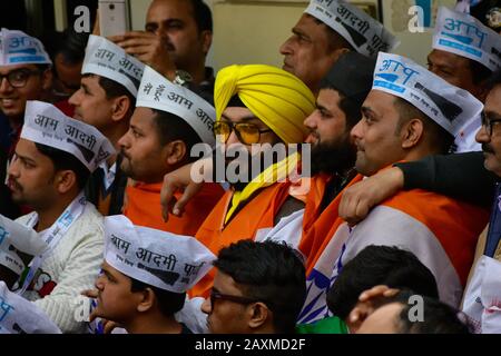 11 février 2020: Les partisans Du parti Aam Aadmi (AAP) célèbrent la victoire aux élections régionales dans la capitale indienne New Delhi le 11 février 2020. Les partisans de l'AAP se sont réunis et ont célébré à travers New Delhi principalement au siège du parti après la victoire radicale contre le parti du Premier ministre indien Narendra Modi. (Image crédit : © Muzamil Mattoo/IMAGESLIVE via ZUMA Wire) Banque D'Images