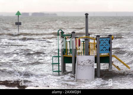 Le terrain de jeu s'engloutit par des inondations lors de la montée de la tempête à marée haute suite à la tempête Ciara, à Southend on Sea, dans l'Essex, au Royaume-Uni. Zone de jeu immergée Banque D'Images