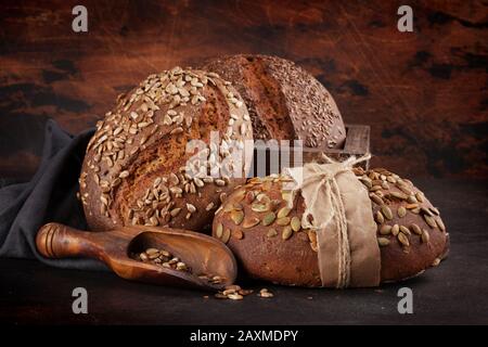 Divers pains faits maison avec des graines Banque D'Images