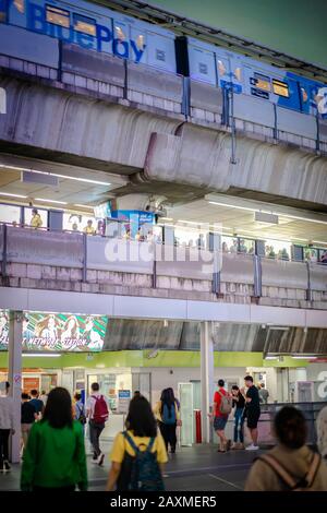 Bangkok, Thaïlande - 22 juillet 2019, les Asiatiques et les passagers marchent et se tiennent pour le transport via la gare BTS SKY train Siam station d'échange à l'o Banque D'Images