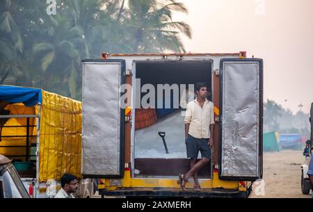 Malvan, Inde - 22 décembre 2019 : un vendeur de glace sur le marché du poisson en malavan Banque D'Images