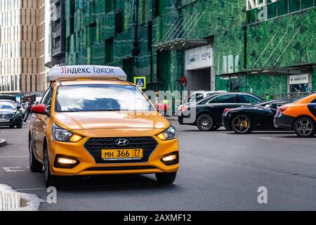 Russie Moscou 2019-06-17 Yandex taxi jaune voiture Hyundai avec des feux d'identification sur le toit de voiture avec logo. Banque D'Images