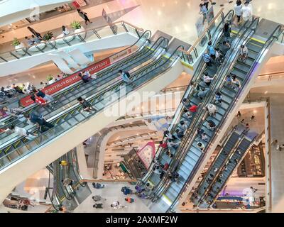 Bangkok, Thaïlande - 2 mars 2019: Les thaïlandais locaux et les voyageurs marchant autour des magasins dans le centre de rama 9 en journée normale, Bangkok Thaïlande Banque D'Images