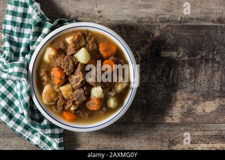 Ragoût de bœuf irlandais avec carottes et pommes de terre sur table en bois Banque D'Images