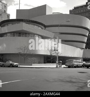 1960, vue historique et extérieure du musée Solomon R. Guggenheim, situé sur la Cinquième Avenue, Manhattan, New York, New York, New York, New York, Etats-Unis. Construit en 1959 et connu sous le nom de "Guggenheim", et se concentrant sur l'art moderne et contemporain, le bâtiment, une forme cylindrique, a été un ouvrage historique de l'architecture du XXe siècle, conçu par Frank Lloyd Wright. Banque D'Images