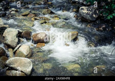 étang de montagne, rivière avec de grandes pierres près, filtre Banque D'Images