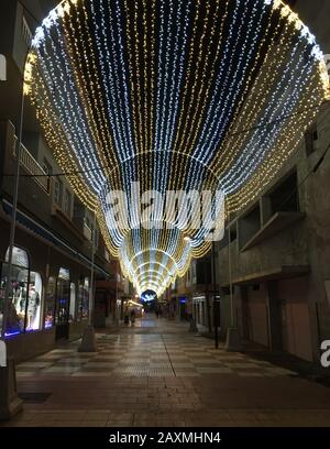Las Galletas , Tenerife, Espagne - 20 Décembre 2019. Magnifiques lumières de Noël dans la rue au centre du petit village Las Galletas Banque D'Images
