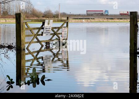 Inondations à Tadcaster Albion juniors terrains de football aux côtés de la brasserie John Smith, Tadcaster, North Yorkshire. Banque D'Images