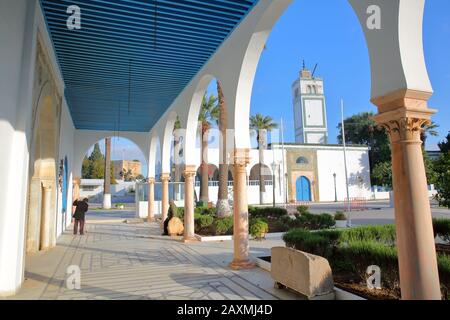 TUNIS, TUNISIE - 02 JANVIER 2020 : côté extérieur du musée Bardo, avec une mosquée pittoresque vue à travers une rangée de colonnes Banque D'Images