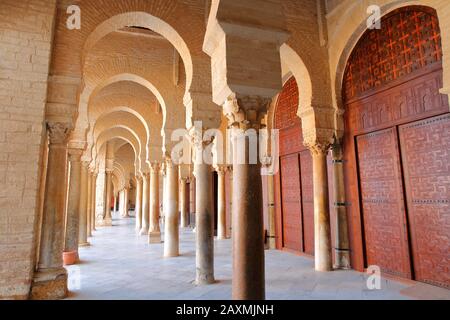 Kairouan, TUNISIE - 10 DÉCEMBRE 2019 : Colonnade bordant la cour de la Grande Mosquée de Kairouan Banque D'Images