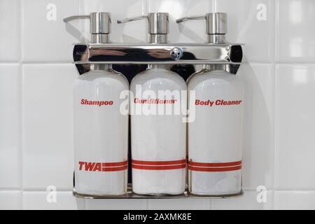 Bouteilles de douche TWA Hotel à l'aéroport John F. Kennedy de New York, États-Unis Banque D'Images