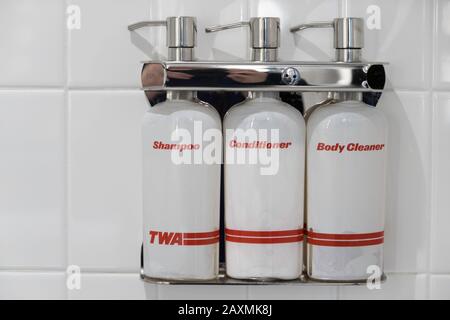 Bouteilles de douche TWA Hotel à l'aéroport John F. Kennedy de New York, États-Unis Banque D'Images