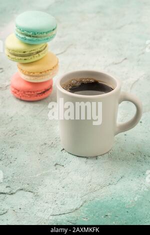 pile de macarons français colorés et une tasse de café sur la table Banque D'Images