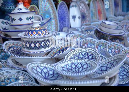 Souvenirs en céramique faits à la main avec des motifs colorés dans la médina de Kairouan, en Tunisie Banque D'Images