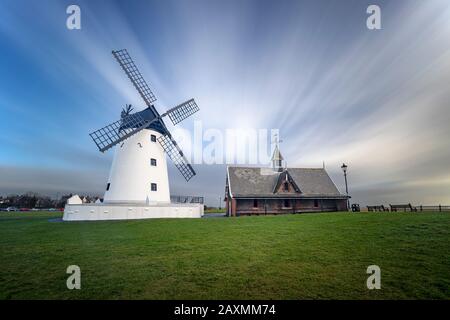 Lytham Windmill exposition longue sur une journée ensoleillée avec des nuages Banque D'Images