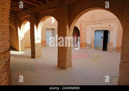 La médina historique de Nefta, en Tunisie, décorée de motifs de briques et d'arcades Banque D'Images