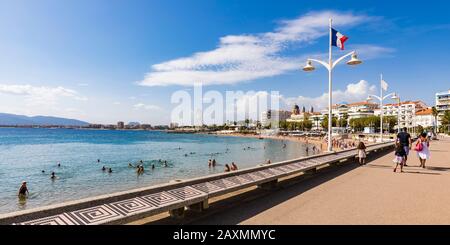 France, Côte d'Azur, Saint-Raphaël, ville, vue sur la ville, station balnéaire, plage, plage, promenade de plage Banque D'Images