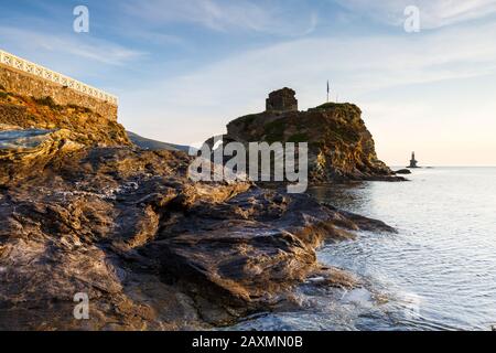 Château de Chora et le phare de l'île Andros tôt le matin. Banque D'Images