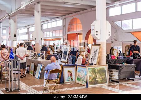 France, Côte d'Azur, Cannes, ville, centre-ville, marché Forville, marché de l'art classique Banque D'Images