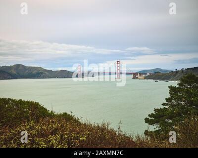 Baie de San Francisco et le Golden Gate Bridge lors d'une journée découverte. Banque D'Images