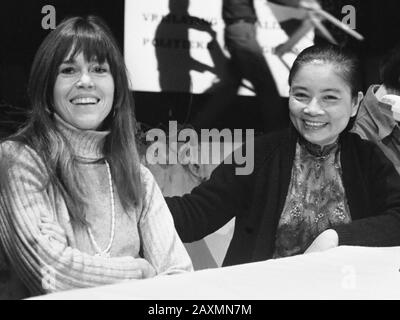 Centre culturel de Manifestation au Vietnam à Lindenberg à Nimègue, Jane Fonda (à gauche) et Mme Pham Thi Minh * 18 janvier 1975 Jane Fonda (à gauche) et Mme Pham Thi Minh. Manifestation vietnamienne à nl: Centre culturel Lindenberg (Nijmegen). 18 Janvier 1975. Banque D'Images