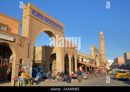 Tozeur, TUNISIE - 20 DÉCEMBRE 2019: La rue principale animée de Tozeur (Habib Bourguiba Avenue), avec des cafés, un minaret et des arcades Banque D'Images