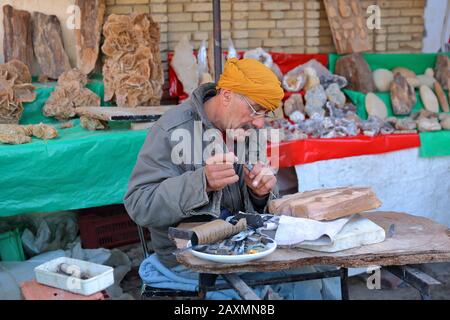 Tozeur, TUNISIE - 20 DÉCEMBRE 2019: Un artisan local au travail (avenue Habib Bourguiba) Banque D'Images