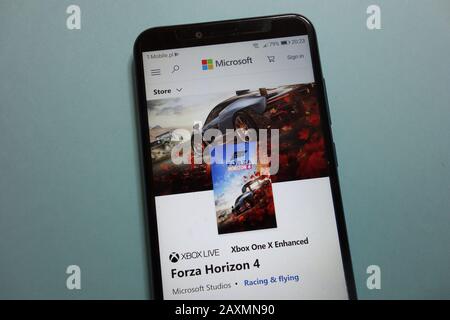 Jeu Forza Horizon 4 sur le site Web de Microsoft Store affiché sur smartphone Banque D'Images