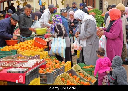 Tozeur, TUNISIE - 21 DÉCEMBRE 2019: Le marché animé et coloré des fruits et légumes avec les habitants Banque D'Images