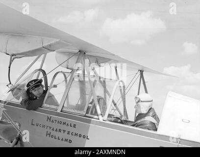 Nationaal Aviation School Holland UN avion de classe Kanolhoven FK-46 par son comportement volant de dociele surnommé 'Cow of Koebeest' de la National Aviation School Holland à Amsterdam Schiphol avec instructeur et stagiaire. Annotation: La National Aviation School avait des succursales à Rotterdam Waalhaven et Amsterdam Schiphol Date: 1933 lieu: Amsterdam, Rotterdam mots clés: Élèves, enseignants, pilotes, formation en vol, avion Nom personnel: Frits Koolhoven Banque D'Images