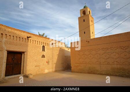 La médina historique de Tozeur (Ouled el Hadef), Tunisie, décorée avec des motifs de briques et un minaret Banque D'Images