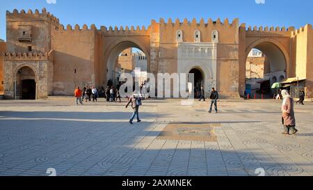 Sfax, TUNISIE - 22 DÉCEMBRE 2019 : Bab Diwan, porte d'entrée principale de la médina de Sfax, avec d'impressionnants remparts Banque D'Images