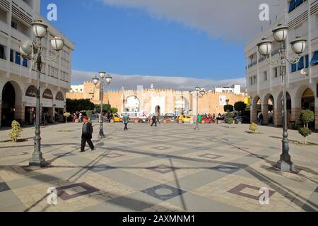 Sfax, TUNISIE - 23 DÉCEMBRE 2019: La rue commerciale principale (avec un pavé pavé pavé pavé pavé à motifs) menant à Bab Diwan, la porte d'entrée principale du Banque D'Images