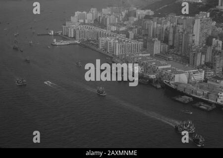 Kowloon, Hong Kong. 1971. Vue depuis l'air du port de Hong Kong. Banque D'Images