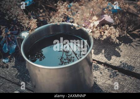 une tasse de café ou de thé aux fleurs est sur la table Banque D'Images