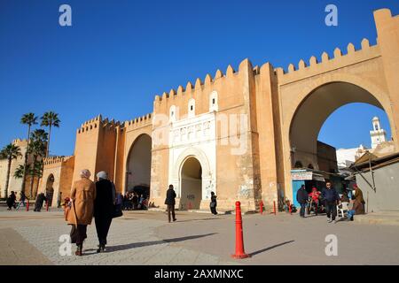 Sfax, TUNISIE - 24 DÉCEMBRE 2019 : Bab Diwan, porte d'entrée principale de la médina de Sfax, avec d'impressionnants remparts Banque D'Images